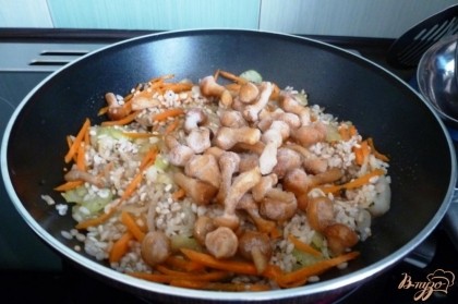 Затем добавим морковь,сельдерей немного обжарим.Кладем промытый рис,грибы,вольем соевый соус,немного воды и тушим до готовности риса.