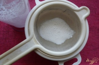 Процедим рисовую жидкость через несколько слоев марли или через ситечко, чтобы освободиться от крупных кусочков риса.