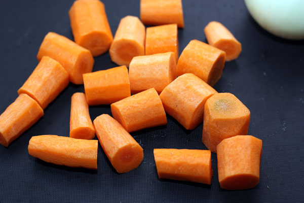 Так же поступить с морковью. Кстати, чем больше моркови в бульоне, тем более жизнерадостный у него цвет в итоге.
