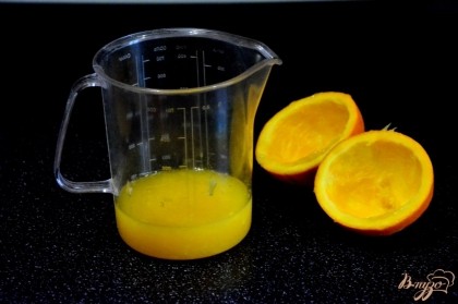 Из апельсина выжать сок (можно взять 2 апельсина, у меня был один. Так же можно натереть цедру апельсина.)