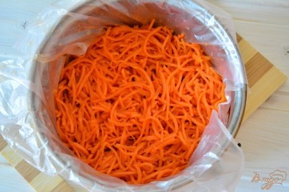 Затем идет слой моркови по-корейски.