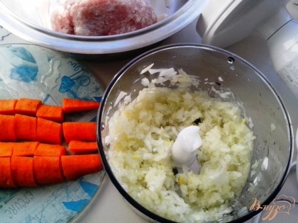Измельчить с помощью блендера  лук и отдельно морковь.
