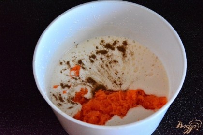 В яичную смесь добавить специи и морковку