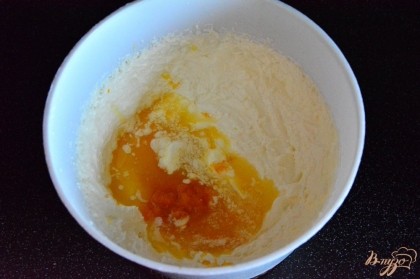 Желатин замочить в апельсиновом соке (лучше брать быстродействующий), затем довести до кипения, снять с огня и вылить в крем. Еще раз крем взбить миксером