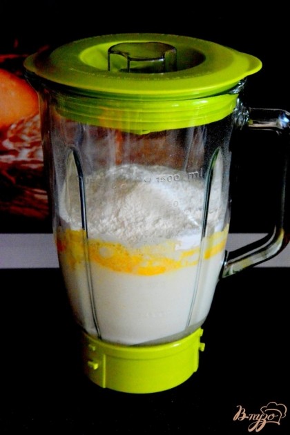 В блендер выложите яйца, яичные желтки, сахар, соль, муку, цедру лимона или ром и теплое молоко. Взбивайте минуту.