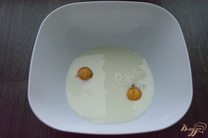 В молоко разбить яйца, всыпать сахар и соль