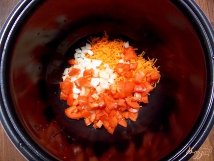 С помидор убираем кожицу и мелко режем. Затем добавляем растительного масла, включаем мультиварку на режим "Жарка - Овощи" на 5 минут.