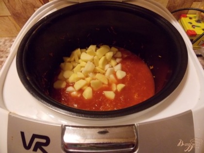 В обжаренные овощи выливаем томатный сок, воду и кладем картофель и соль. Далее ставим режим "Суп" и когда вода закипит выкладываем фрикадельки. Затем закрываем мультиварку и ждем когда она закончит готовить.