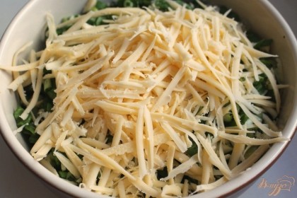 Твердый сыр трем на крупную терку и добавляем в салат.