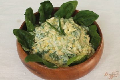 Готово! Дополнить салат можно листьями шпината. Приятного аппетита.