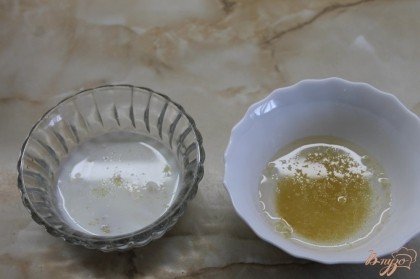 Для сметанного крема желатин замачиваем в молоке, для вишневого в воде.