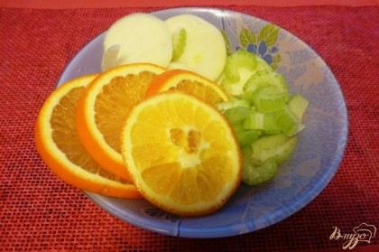 Апельсин и лук нарежем кольцами, стебель сельдерея кусочками.