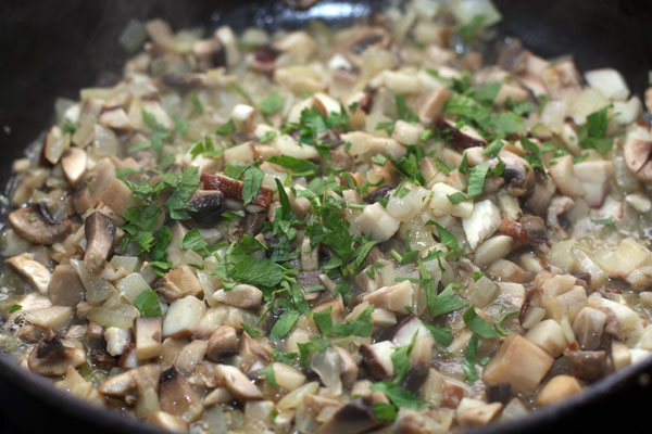 Добавьте немного овощного бульона (или, если вы использовали сушеные грибы, воду из-под грибов) и мелко нарезанную петрушку. Посолите.