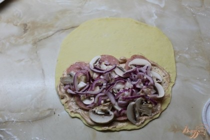 Выложить сначала колбасу далее грибы и лук маринованный.