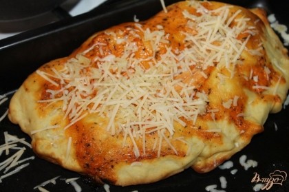 Когда пицца почти готова посыпать ее сыром и отправить в духовку на 5 минут.