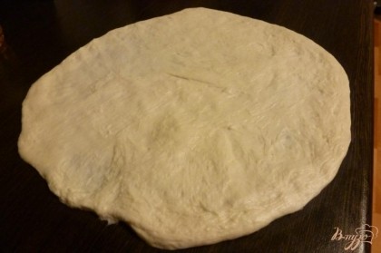 Для пиццы я купила готовое дрожжевое тесто,но можно приготовить самой по любимому рецепту.Раскатаем тонко,придавая форму круга.