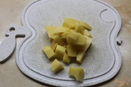 Картофель нарезать на средний кубик и добавить в горячую воду, варим.