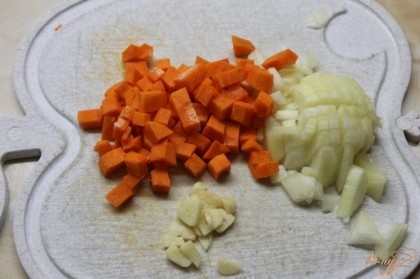 Лук репчатый, чеснок и морковь нарезать на мелкий кубик.