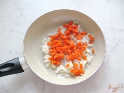 Морковь и лук чистим, моем и нарезаем. Припускаем на сковороде с подсолнечным маслом 10 минут.