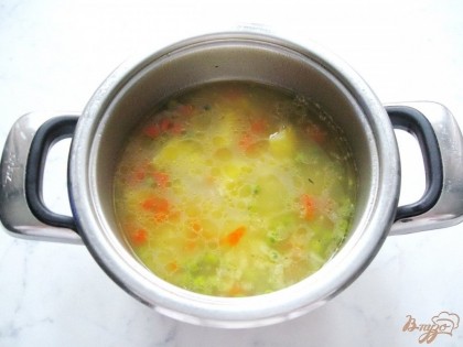 Когда овощи будут практически готовы, отправляем в кастрюлю мелкую вермишель. Варится она очень быстро. Через 5-7 минут суп будет готов.