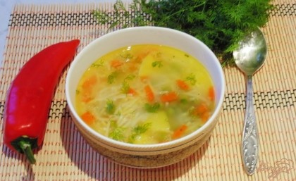 Готово! Подаем куриный суп с вермишелью и зеленым горошком на обед.