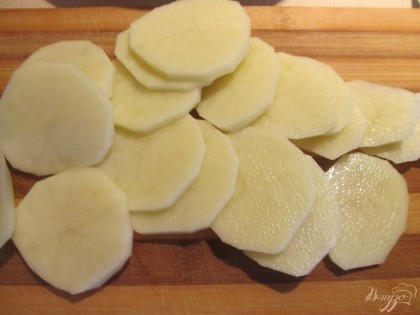 Картофель чистим, моем и нарезаем кружочками 3-4 мм толщиной.