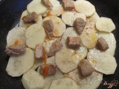 Гуляш разогреваем и выкладываем кусочки мяса на картошку.