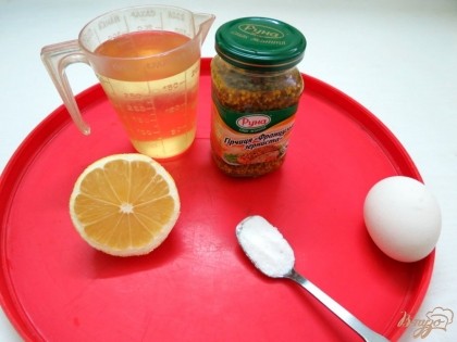 Для приготовления майонеза, вам понадобится растительное масло, яйцо, сахар, соль, лимонный сок, французская горчица.