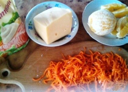 Морковь по-корейски нарезать длиной до 4-5 см, чтобы было удобно кушать.