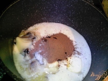 Растопить в кастрюльке сливочное масло, добавить в него сахар, сгущенное молоко и какао. Подержать на небольшом огне 5-8 минут, периодически помешивая.