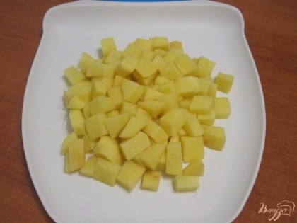 Картофель нарезать кубиками.