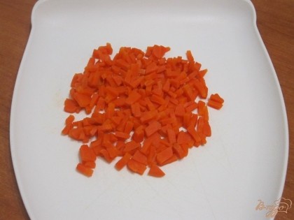 Морковь нарезать брусочками.