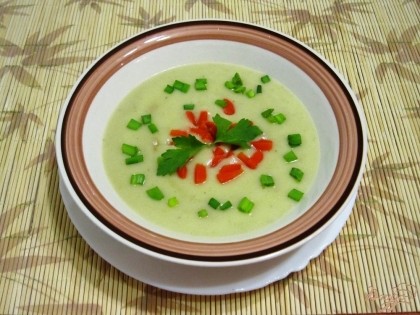 Готово! В разлитый по тарелкам суп добавить морковь и посыпать нарезанной зеленью. Приятного аппетита!