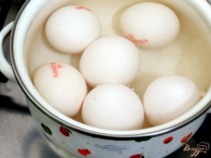 Итак, яйца опускаем в холодную воду, добавляем 2 чайных ложечки  соли, чтобы легче было чистить. Включаем газ и доводим воду до кипения. Варим ровно 1 минуту. Всё! Газ выключаем, кастрюлю закрываете крышкой и на 12 минут забываем о яйцах. Через 12 минут яйца идеально приготовленные готовы. Если яйца большие держите их в кастрюле не 12, а 15 минут.