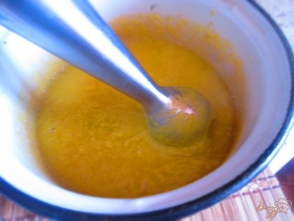 Когда суп будет готов слейте лишнею воду и с помощью блендера, сделайте пюре.