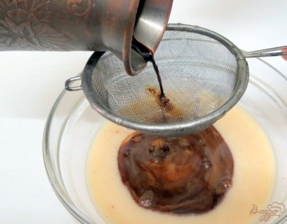 Кофе процедите через мелкое ситечко в сгущённое молоко. Перемешайте. Охладите.