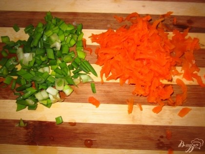 Морковь отварить и также натрите на терке. Зеленый лук мелко нарезать.