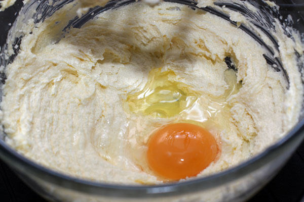По одному добавляйте яйца (берите крупные, нужно около 170 грамм без скорлупы) и продолжайте взбивать. 