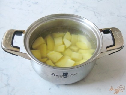 Картофель моем, чистим, режем, заливаем водой, солим и варим до  готовности.