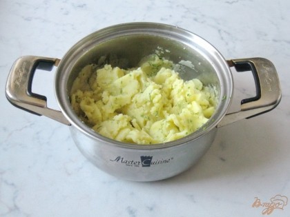 В отваренный картофель добавляем немного нарезанной зелени, делаем пюре и оставляем остывать.