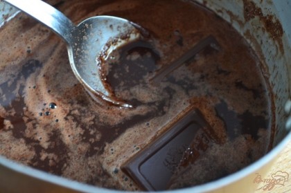 Снять с огня, добавить какао порошок и шоколад. Размешать, чтобы шоколад растаял.