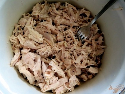 Затем вынимаем курицу из бульона, охлаждаем и отделяем произвольно кусочки мяса.