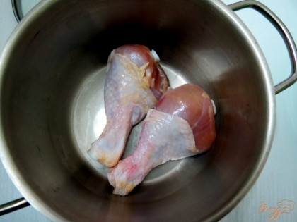 Две куриных голени заливаем водой, полтора литра и отвариваем до готовности.