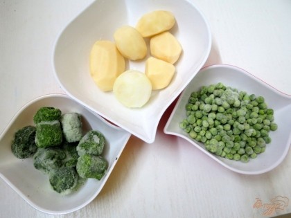 Картофель и лук чистим моем. Вынимаем из холодильника зелёный горошек и кубики шпината.