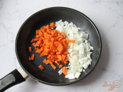 Нарезаем лук и морковь кубиками.