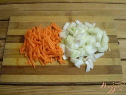 Лук и морковь очистить, вымыть, нарезать мелко.