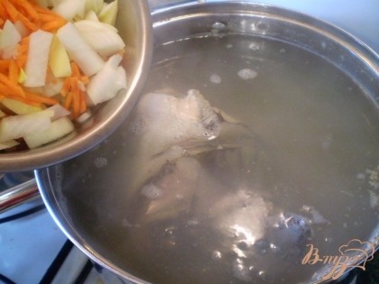 В готовый рыбный бульон кладем овощи и пшено. Осторожно помешиваем, чтобы головы остались целыми, варим суп еще 25 минут.