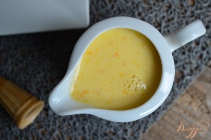 За основу, к сыру я взяла сливочный соус с апельсиновым вкусом.Рецепт можно посмотреть здесь : http://vpuzo.com/deserty/23642-apelsinovyy-sous-(desertnyy).htmlРњРѕР¶РЅРѕ заменить ванильным соусом или приготовленной  пудинговой смесью.