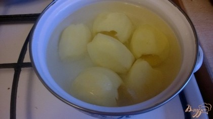 варить картофель 10-15 минут в подсоленной воде.