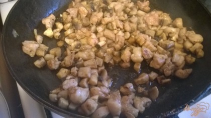 на разогретую сковороду с растительным маслом, высыпаем грибы и курицу. солим, перчим. обжарить до готовности.